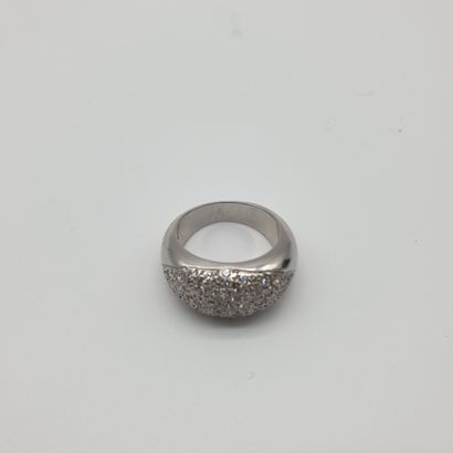 BAGUE en or gris 750°, ornée d'un pavage...