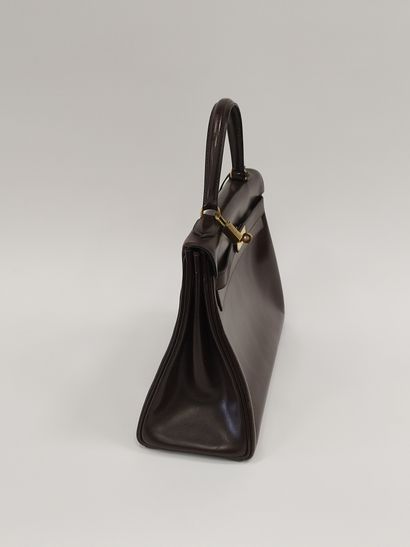 HERMES Kelly 32

Sac à main en cuir marron

Garnitures...