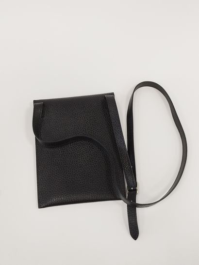 HERMES

Pochette à bandoulière en cuir noir...