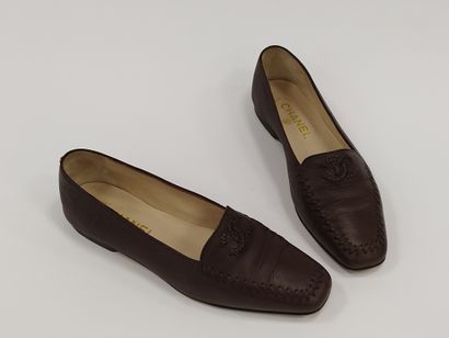 
CHANEL




Pair of brown leather loafers




Size...