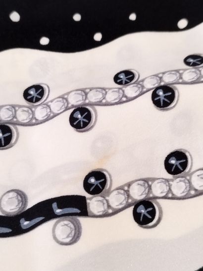 
CARTIER




Foulard en soie de couleur noir...