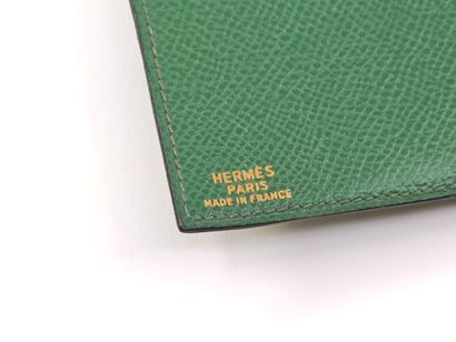 HERMES

Porte-carte en cuir vert 

Dim :...