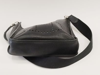 HERMES

Sac EVELYNE 33 de couleur noir, lanière...