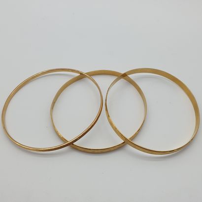 TROIS bracelets en or jaune 750° joncs ciselé

Poids...