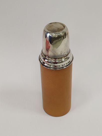 
HERMES




Thermos en métal argenté et cuir...