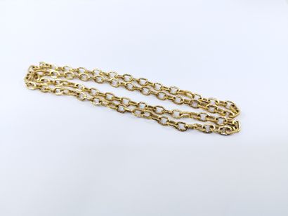 COLLIER sautoir en or jaune 750° anneau torsadé...