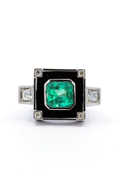 BAGUE en or gris 750° ornée d'une émeraude...