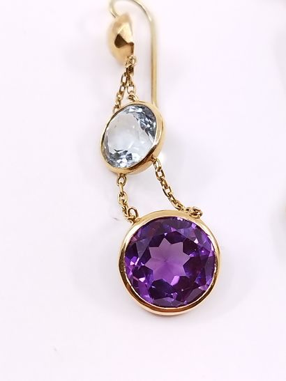 
Paire de pendants d'oreilles en or jaune...