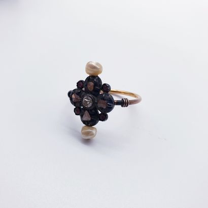 
BAGUE de gant en or et argent ornée de roses...
