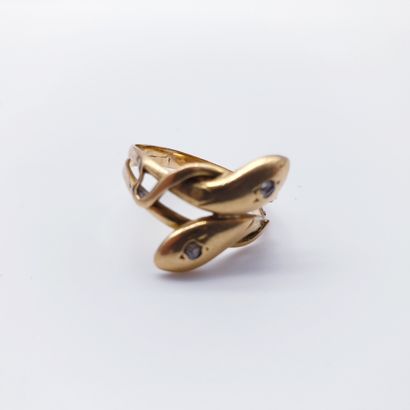
BAGUE en or 750° à décor de deux têtes de...