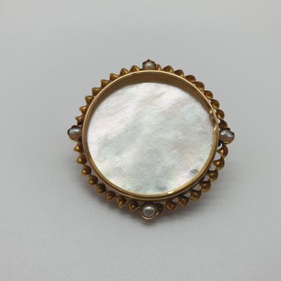 Lot de débris d'or comprenant :

- broche...
