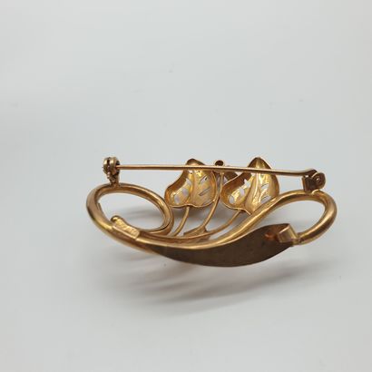 BROCHE en or jaune 750° ornée de trois pierres...