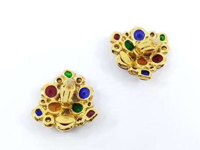 CHANEL 

PAIRE de boucles d'oreilles en métal...