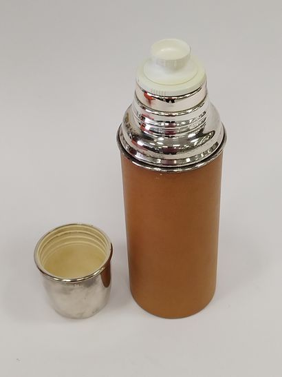 
HERMES




Thermos en métal argenté et cuir...