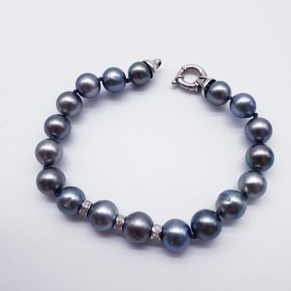 BRACELET orné de dix-huit perles de Tahiti...