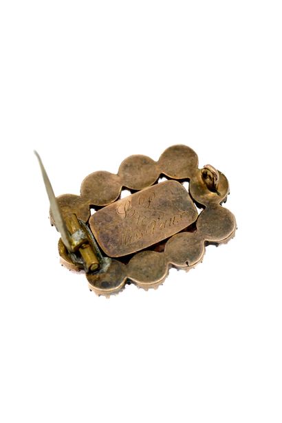 BROCHE ornée de dix perles corail, et de...