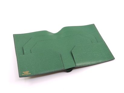 HERMES

Porte-carte en cuir vert 

Dim :...