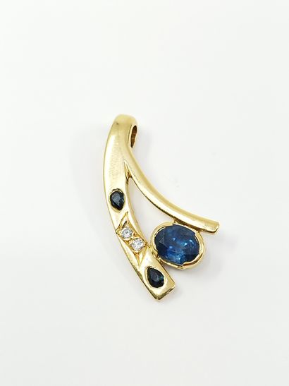 
PENDENTIF en or jaune 750° ornée de saphirs...