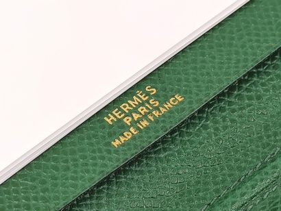 HERMES

Porte-chéquier en cuir grainé vert

Dans...