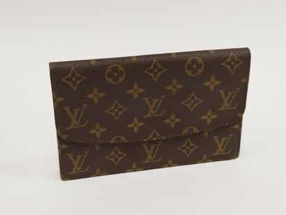 LOUIS VUITTON 

Petite pochette de soirée...