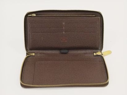 LOUIS VUITTON Zippy

Portefeuille en toile...