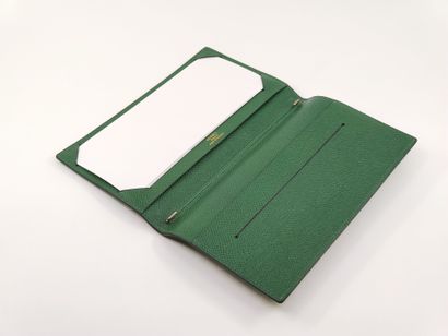 HERMES

Porte-chéquier en cuir grainé vert

Dans...
