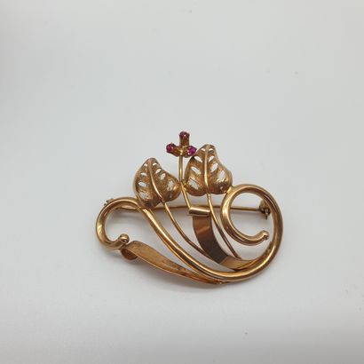 BROCHE en or jaune 750° ornée de trois pierres...
