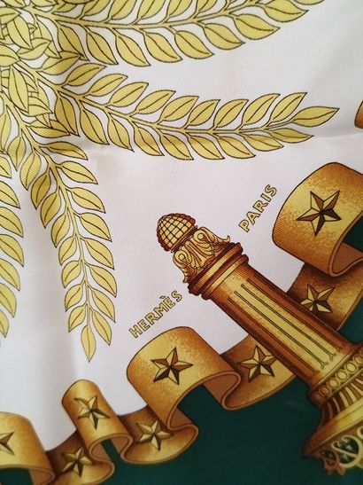 HERMES Paris

Carré en twill de soie de couleur...