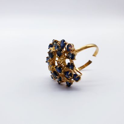BAGUE fleur en or jaune 750 sertie de saphirs...