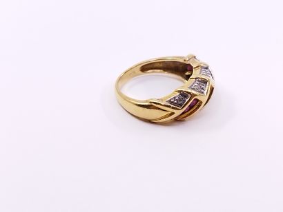 BAGUE en or jaune 750 ° ornée de rubis rond...