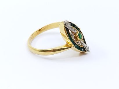 
BAGUE marquise or jaune 750° rehaussée de...