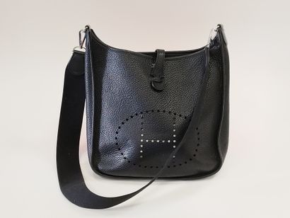 HERMES

Sac EVELYNE 33 de couleur noir, lanière...