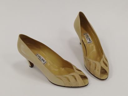 CELINE

Pair of beige leather pumps

Size...