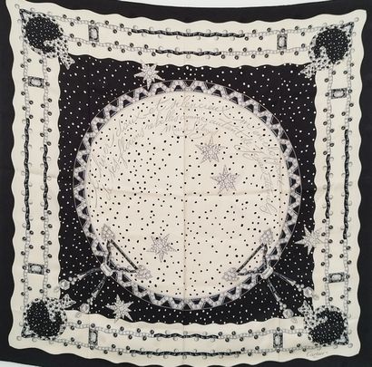 
CARTIER




Foulard en soie de couleur noir...