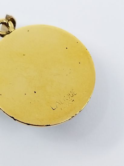 LALIQUE 

PENDENTIF en métal doré