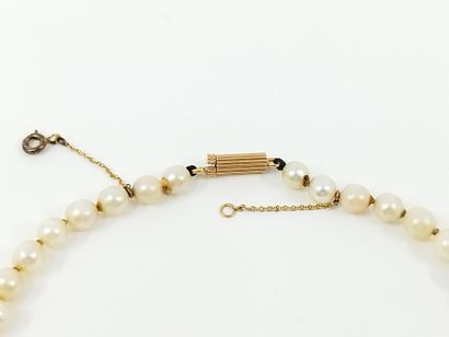 COLLIER sautoir composé de 73 perles de culture...
