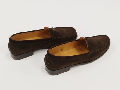
TOD'S




Paire de mocassins en daim marron...