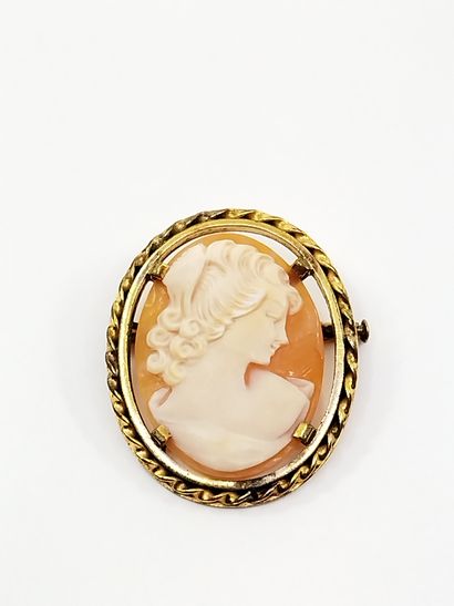 BROCHE en or jaune 750°,ornée d'un diamant...