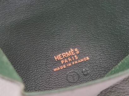 HERMES

Porte-monnaie en cuir vert 

Dans...