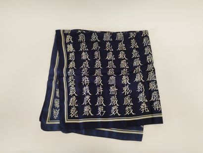Lot de quatre foulards 

Foulard de couleur...