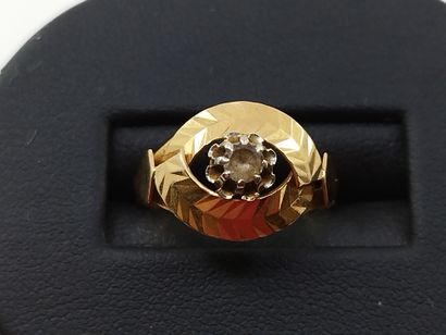 BAGUE en or jaune 750° ornée d'une pierre...
