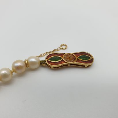 
COLLIER de 72 perles en chute, fermoir émaillé...