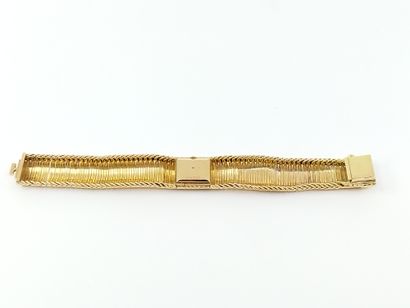 UNIVERSAL Geneva

Lady's wristwatch in yellow...