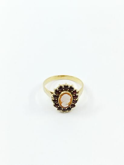 BAGUE en or jaune 750° ornée d'un camée entouré...
