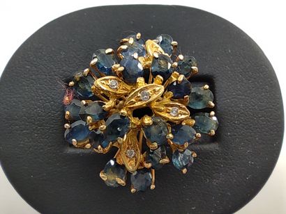 BAGUE fleur en or jaune 750 sertie de saphirs...