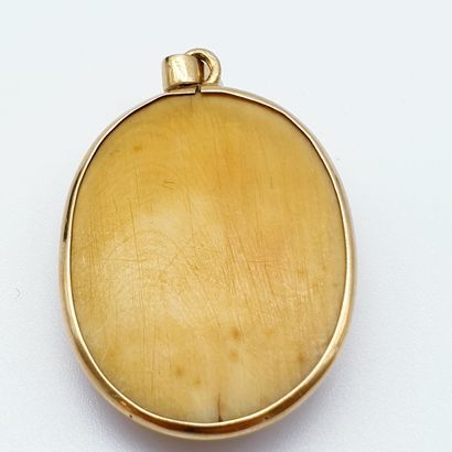 PENDENTIF en or jaune 750° ornée d'un camée...