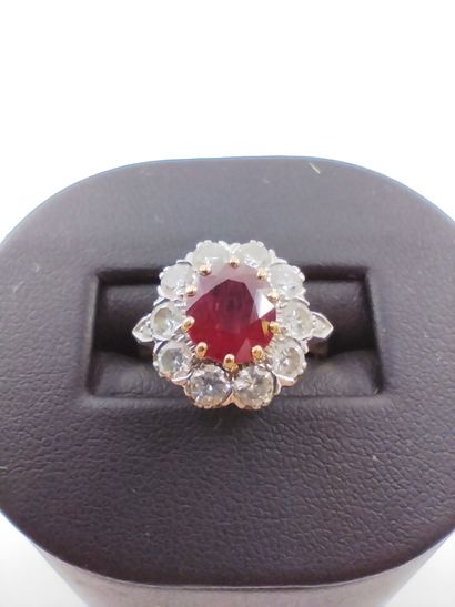 BAGUE en or jaune 750° surmontée d'un rubis...