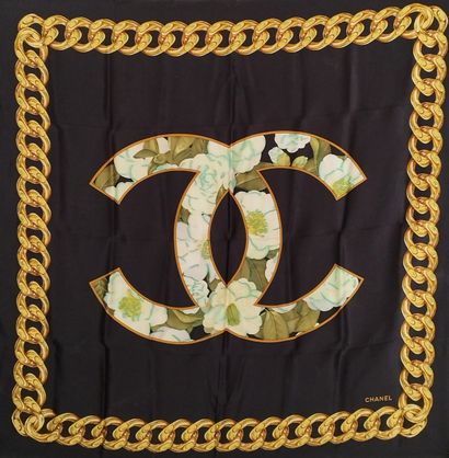 CHANEL

Foulard de couleur noir à décor de...