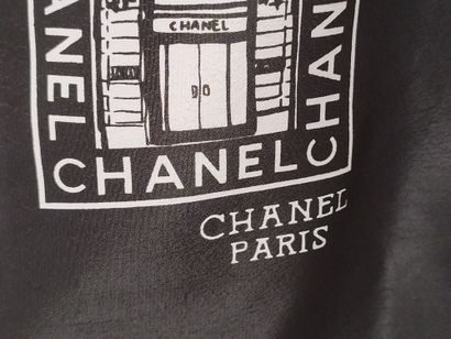 CHANEL 

Foulard multicolore à décor de sigle...