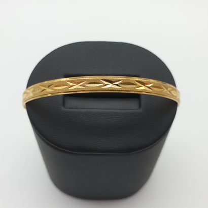 TROIS bracelets en or jaune 750° joncs ciselé

Poids...